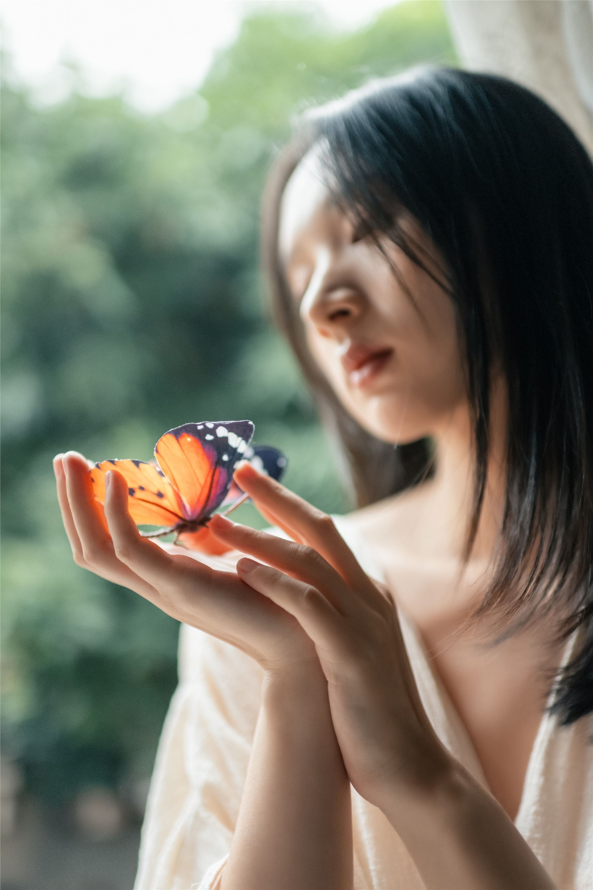 YITUYU艺图语 2025.02.06 她从光里来 方休。